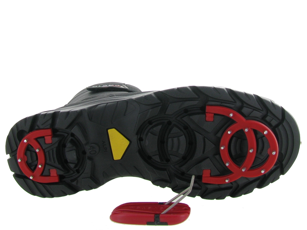 Chaussures avec crampons intégrés deals